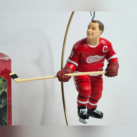 Gordie Howe Detroit Red Wings Hockey Ornament Christmas Hallmark Keepsake 1999 - Picture 2 of 6